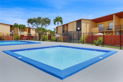 Adosado en venta en Miami, Florida, 2 dormitorios, 129.6 m2 № 1708662 - foto 19