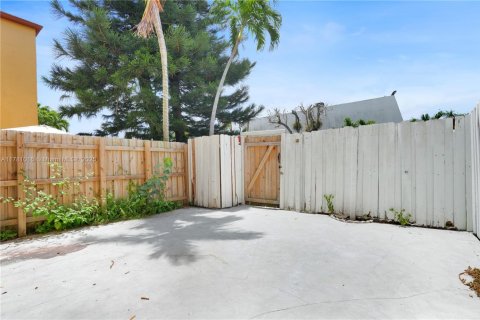 Adosado en venta en Miami, Florida, 2 dormitorios, 129.6 m2 № 1708662 - foto 12