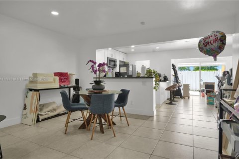 Adosado en venta en Miami, Florida, 2 dormitorios, 129.6 m2 № 1708662 - foto 10