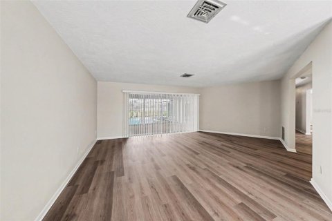 House in Palm Harbor, Florida 3 bedrooms, 223.99 sq.m. № 2237403 - photo 8