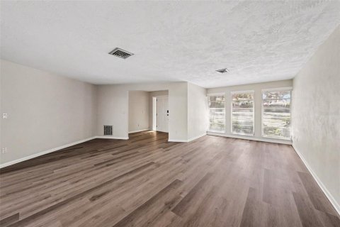 House in Palm Harbor, Florida 3 bedrooms, 223.99 sq.m. № 2237403 - photo 5