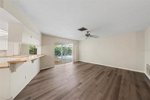 House in Palm Harbor, Florida 3 bedrooms, 223.99 sq.m. № 2237403 - photo 10