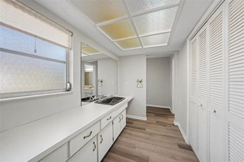House in Palm Harbor, Florida 3 bedrooms, 223.99 sq.m. № 2237403 - photo 17