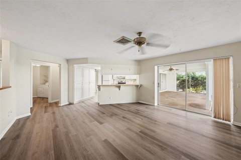 House in Palm Harbor, Florida 3 bedrooms, 223.99 sq.m. № 2237403 - photo 9