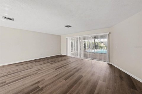 House in Palm Harbor, Florida 3 bedrooms, 223.99 sq.m. № 2237403 - photo 7