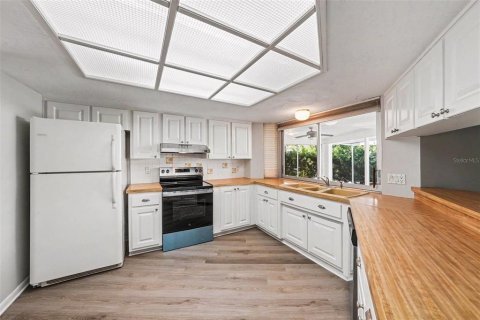 House in Palm Harbor, Florida 3 bedrooms, 223.99 sq.m. № 2237403 - photo 11