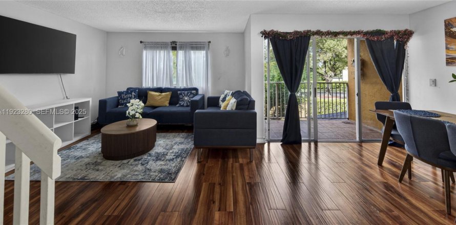 Кондоминиум с 3 спальнями в Майами, Флорида № 1987263