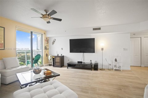 Condominio en alquiler en Hollywood, Florida, 1 dormitorio, 87.24 m2 № 2033507 - foto 2