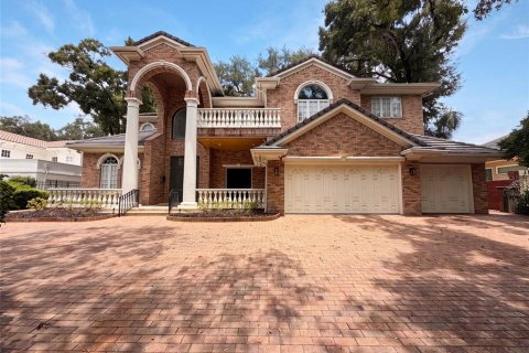 House in Tampa, Florida 5 bedrooms, 656.45 sq.m. № 2277987