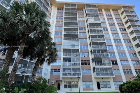 Condo in Coral Springs, Florida, 2 bedrooms № 2021714