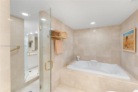 Condo in Aventura, Florida, 2 bedrooms  № 2007624 - photo 19