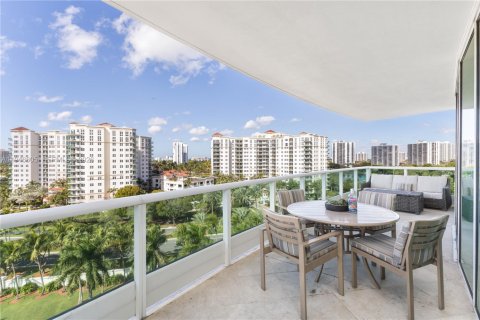 Condo in Aventura, Florida, 2 bedrooms  № 2007624 - photo 22