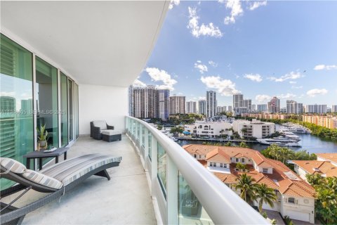 Condo in Aventura, Florida, 2 bedrooms  № 2007624 - photo 24