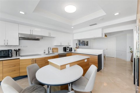 Condo in Aventura, Florida, 2 bedrooms  № 2007624 - photo 8