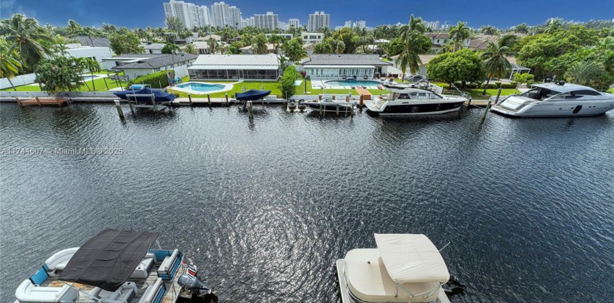 Condo in Hallandale Beach, Florida, 1 bedroom № 1936776