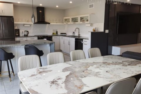 Condo in Bay Harbor Islands, Florida, 2 bedrooms  № 1807824 - photo 1