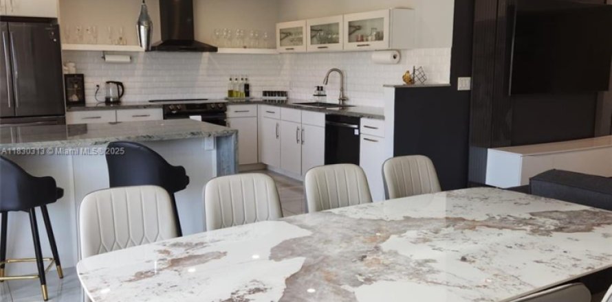 Condo in Bay Harbor Islands, Florida, 2 bedrooms № 1807824