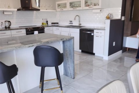 Condo in Bay Harbor Islands, Florida, 2 bedrooms  № 1807824 - photo 27