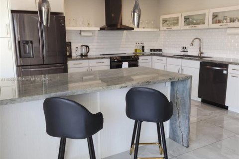 Condo in Bay Harbor Islands, Florida, 2 bedrooms  № 1807824 - photo 26