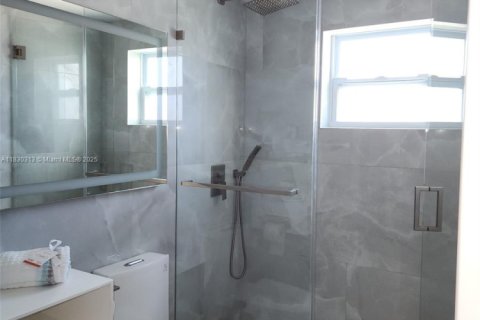 Condo in Bay Harbor Islands, Florida, 2 bedrooms  № 1807824 - photo 17