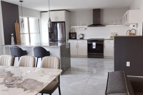 Condo in Bay Harbor Islands, Florida, 2 bedrooms  № 1807824 - photo 24