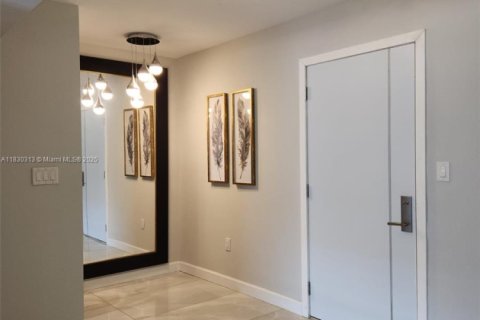 Condo in Bay Harbor Islands, Florida, 2 bedrooms  № 1807824 - photo 13