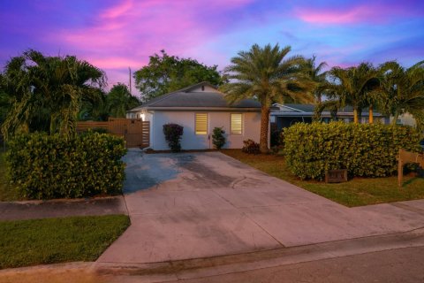 House in West Palm Beach, Florida 3 bedrooms, 123.1 sq.m. № 1231234 - photo 1