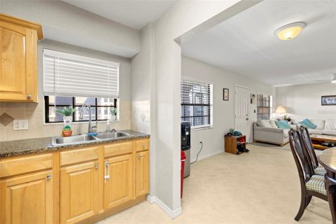 Condo in Gulfport, Florida, 2 bedrooms  № 1582063 - photo 11