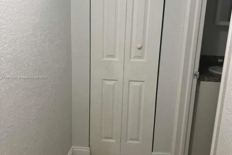 Снять в аренду квартиру в Хайалиа, Флорида 2 спальни, 71.07м2, № 2018896 - фото 13