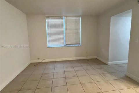 Снять в аренду квартиру в Хайалиа, Флорида 2 спальни, 71.07м2, № 2018896 - фото 2