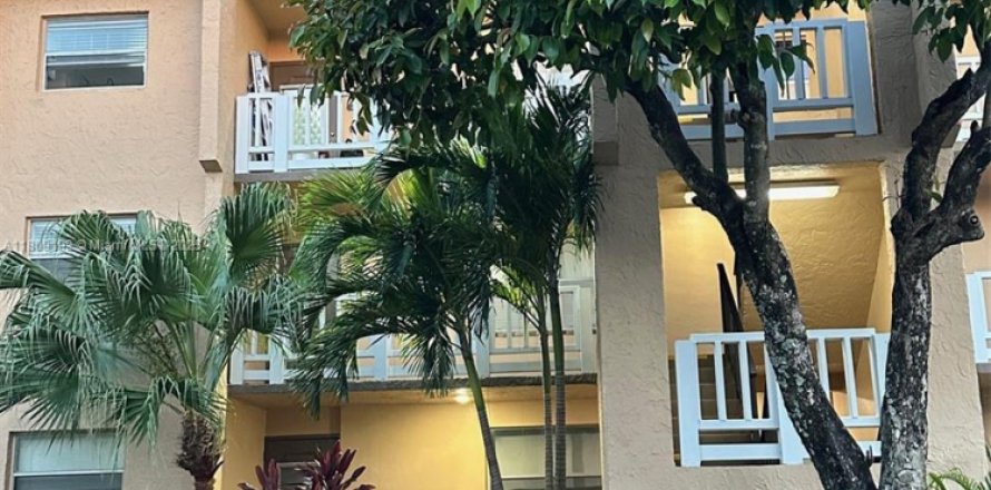 Кондоминиум с 2 спальнями в Санрайз, Флорида № 1958546