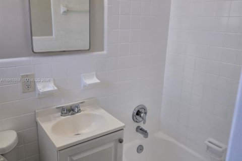 Снять в аренду квартиру в Халландейл-Бич, Флорида 1 спальня, 65.03м2, № 2026934 - фото 6