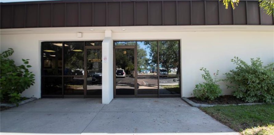 Commercial property in Port Charlotte, Florida 92.81 sq.m. № 294010