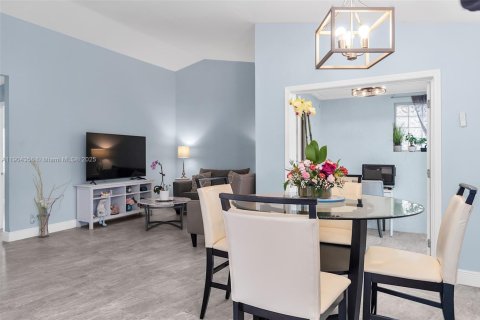 House in Weston, Florida 2 bedrooms, 100.52 sq.m. № 1955013 - photo 12