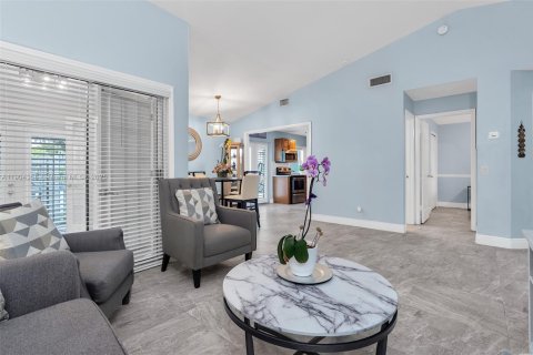 House in Weston, Florida 2 bedrooms, 100.52 sq.m. № 1955013 - photo 14