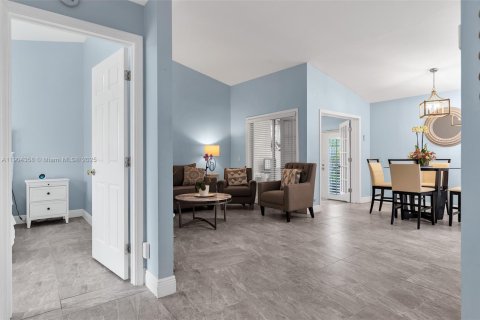 House in Weston, Florida 2 bedrooms, 100.52 sq.m. № 1955013 - photo 8