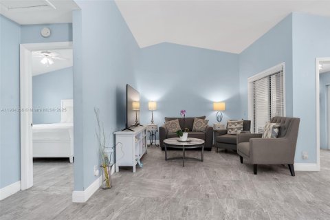 House in Weston, Florida 2 bedrooms, 100.52 sq.m. № 1955013 - photo 10