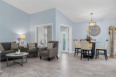 House in Weston, Florida 2 bedrooms, 100.52 sq.m. № 1955013 - photo 9