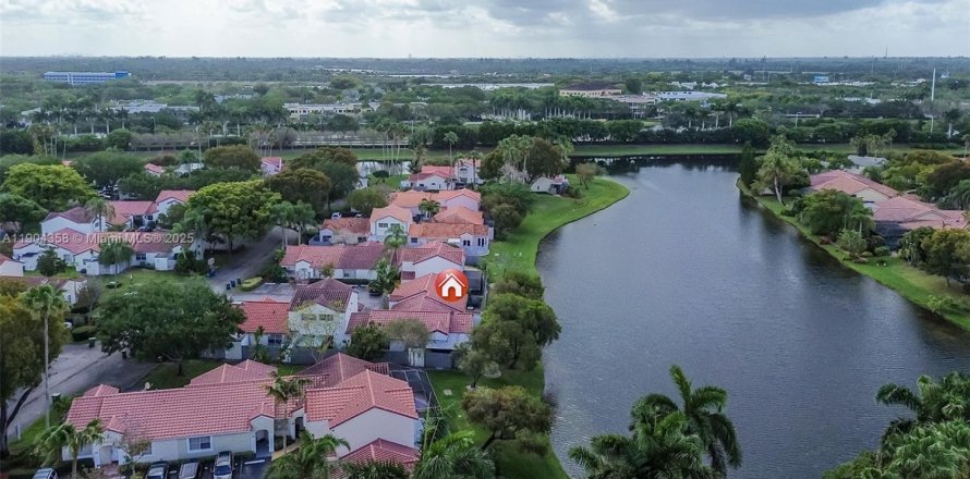 House in Weston, Florida 2 bedrooms, 100.52 sq.m. № 1955013