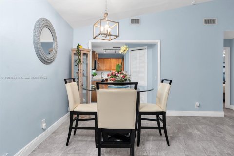 House in Weston, Florida 2 bedrooms, 100.52 sq.m. № 1955013 - photo 20