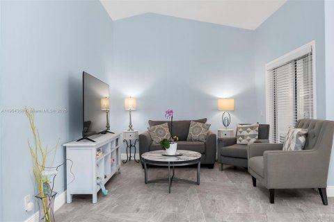 House in Weston, Florida 2 bedrooms, 100.52 sq.m. № 1955013 - photo 11