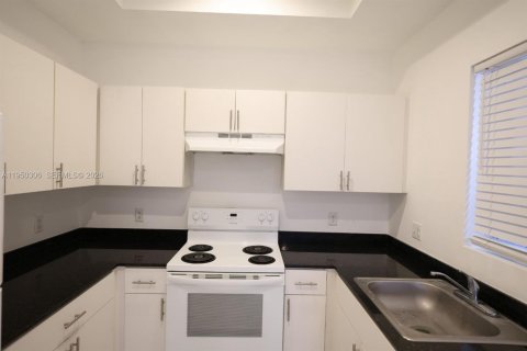 Apartment in Hialeah, Florida 2 bedrooms, 74.32 sq.m. № 2005862 - photo 2