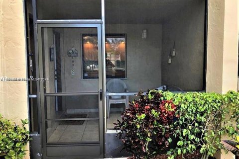 Condo in Weston, Florida, 2 bedrooms  № 1924008 - photo 1