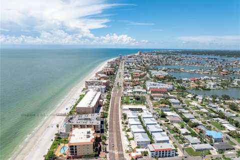 Townhouse in Redington Beach, Florida 4 bedrooms, 223.62 sq.m. № 1909887 - photo 3