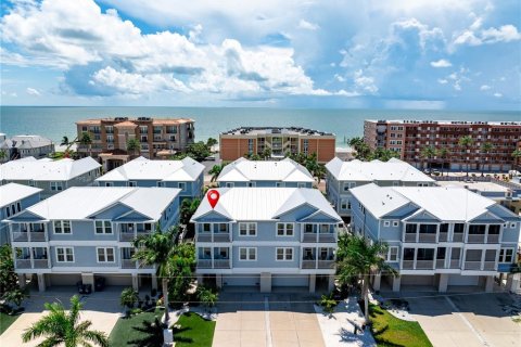 Townhouse in Redington Beach, Florida 4 bedrooms, 223.62 sq.m. № 1909887 - photo 1