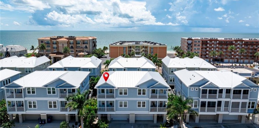 Townhouse in Redington Beach, Florida 4 bedrooms, 223.62 sq.m. № 1909887
