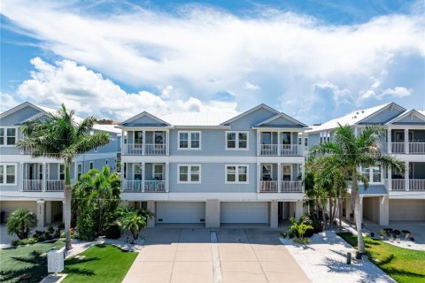 Townhouse in Redington Beach, Florida 4 bedrooms, 223.62 sq.m. № 1909887 - photo 4