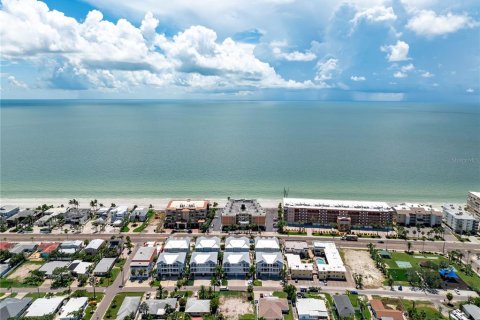 Townhouse in Redington Beach, Florida 4 bedrooms, 223.62 sq.m. № 1909887 - photo 5