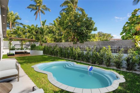 House in Surfside, Florida 5 bedrooms, 321.16 sq.m. № 1699316 - photo 8