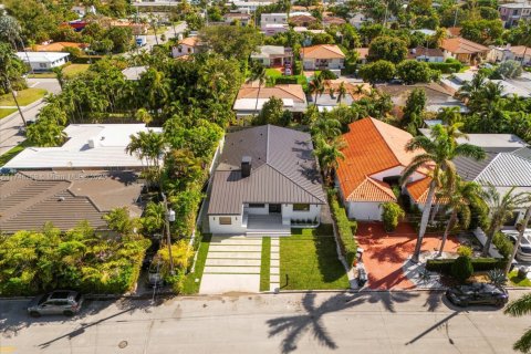 House in Surfside, Florida 5 bedrooms, 321.16 sq.m. № 1699316 - photo 17
